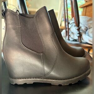 Universal thread black water repellant booties NWT black  size 6.5 💓